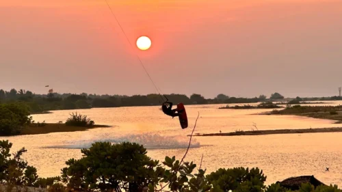 Explora Sri Lanka con un camp de kitesurf único: olas perfectas, naturaleza exótica y experiencias conscientes. Aprende, desconecta y crece con Free Your Mind.