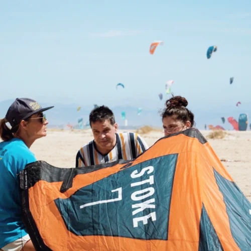 Grupo preparándose para hacer Kitesurfing en Tarifa