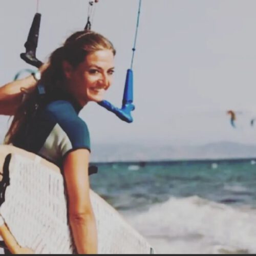 Foto de instructora Lilli haciendo Kitesurf en Tarifa